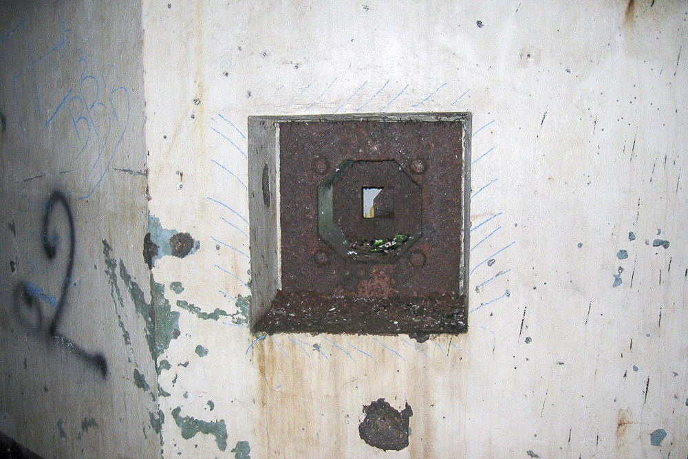 Ligne Maginot - SOETRICH - A11 - (Ouvrage d'artillerie) - Entrée munitions 
Créneau de défense du hall de déchargement - Michel Teiten