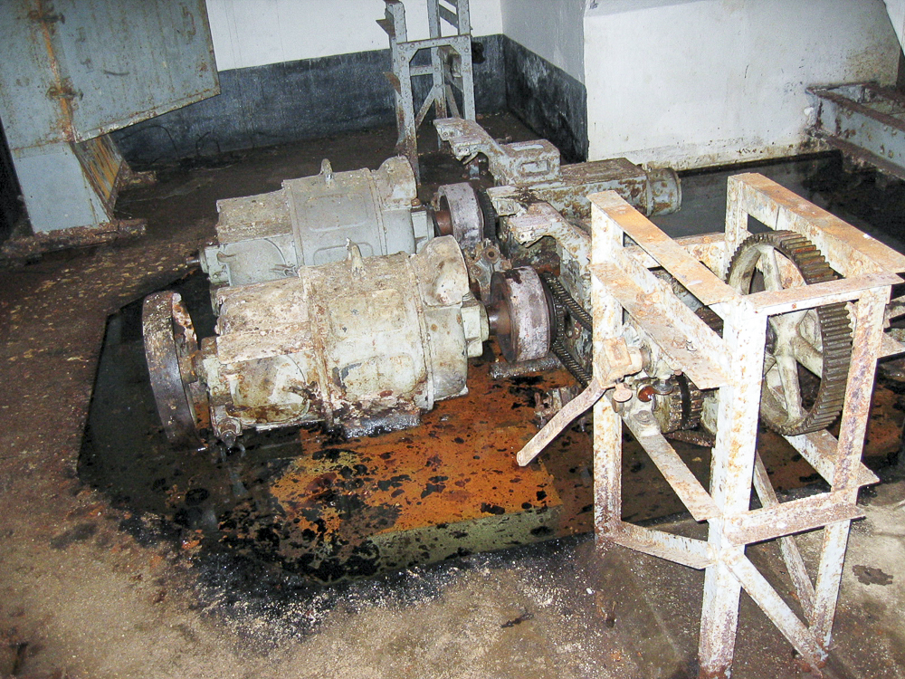 Ligne Maginot - SOETRICH - A11 - (Ouvrage d'artillerie) - Entrée munitions 
Moteurs des monte-charges - Michel Teiten