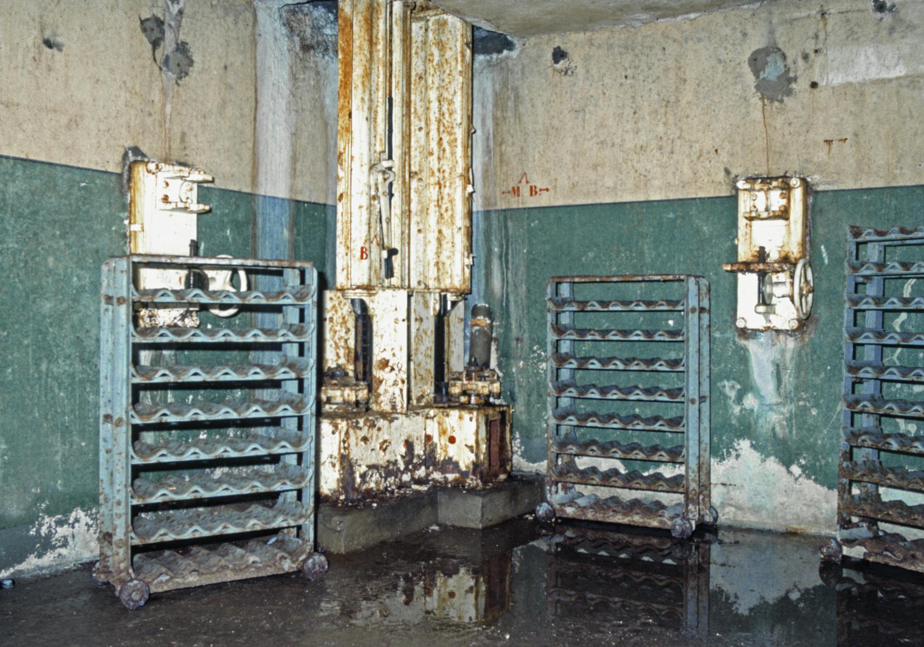 Ligne Maginot - SOETRICH - A11 - (Ouvrage d'artillerie) - Bloc 3
Magasin à munitions pour les mortiers de 81
Les dispositifs de mise en place des fusées et charges additionnelles et au centre, les norias desservant l'ange supérieur ou sont installés les mortiers - MANSUY Michel