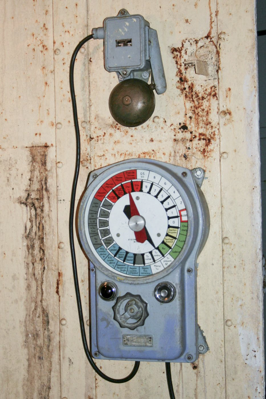 Ligne Maginot - HACKENBERG - A19 - (Ouvrage d'artillerie) - Bloc 9
Transmetteur d'ordres Carpentier dans la chambre de tir de l'obusier de 135 - Michel Teiten