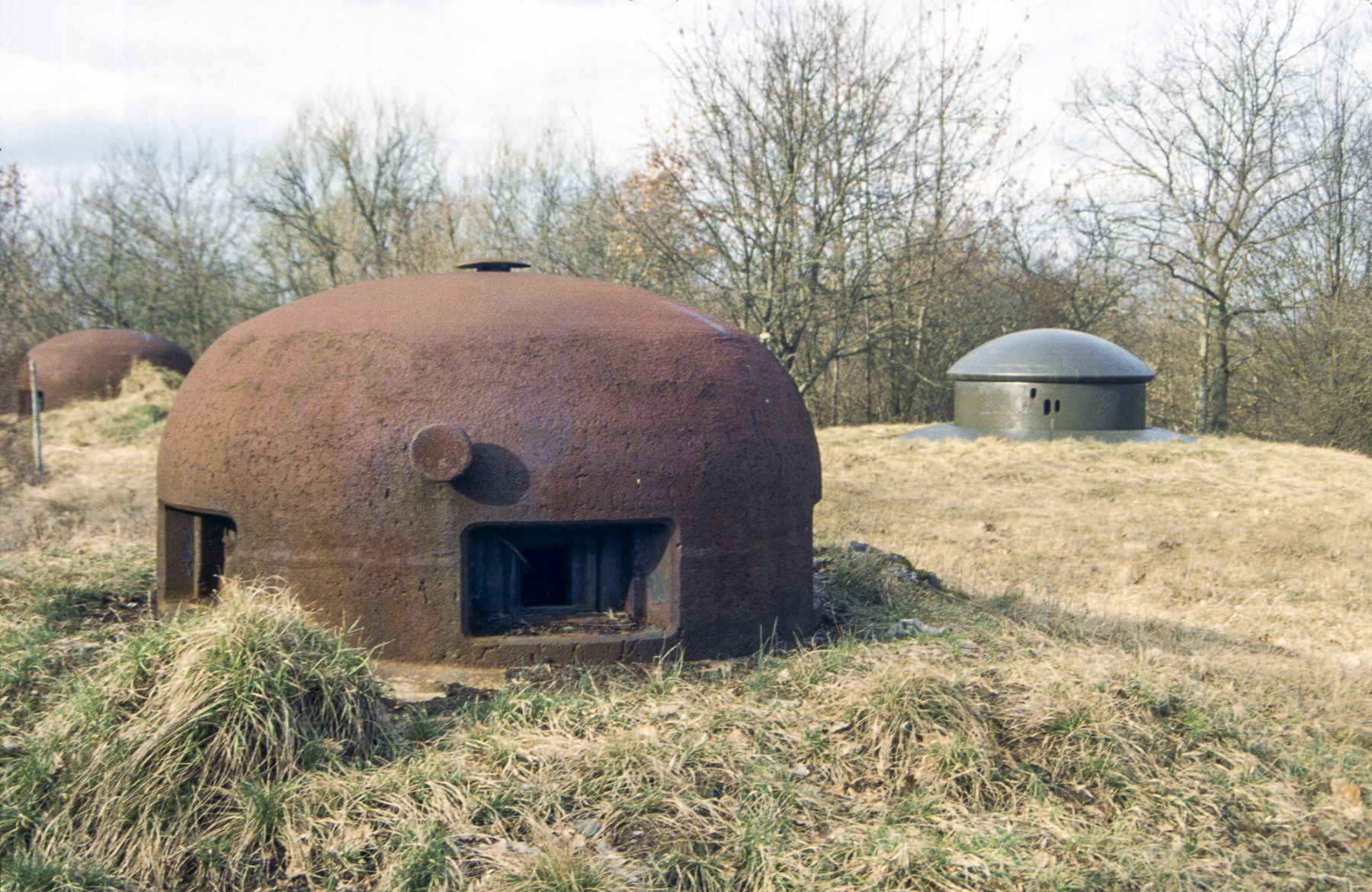 Ligne Maginot - HACKENBERG - A19 - (Ouvrage d'artillerie) - Bloc 7
Les deux cloches GFM et la tourelle de mitrailleuses - Michel Teiten