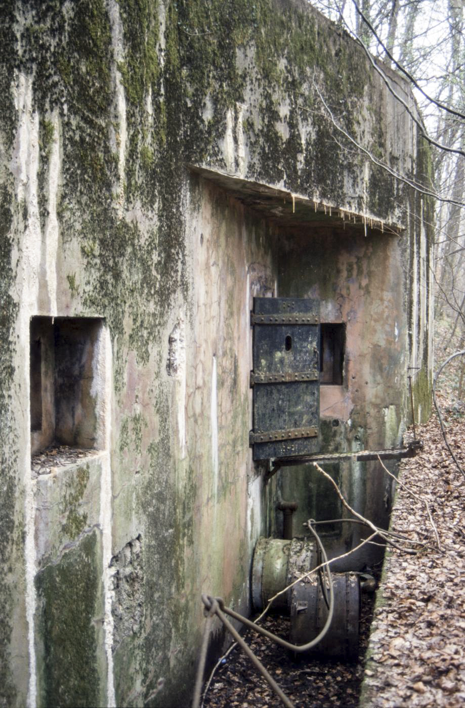 Ligne Maginot - MONT DES WELCHES - X25 - (Abri) - Fossé diamant et entrée droite.
Noter les filtres abandonnés dans le fossé. - Michel Teiten