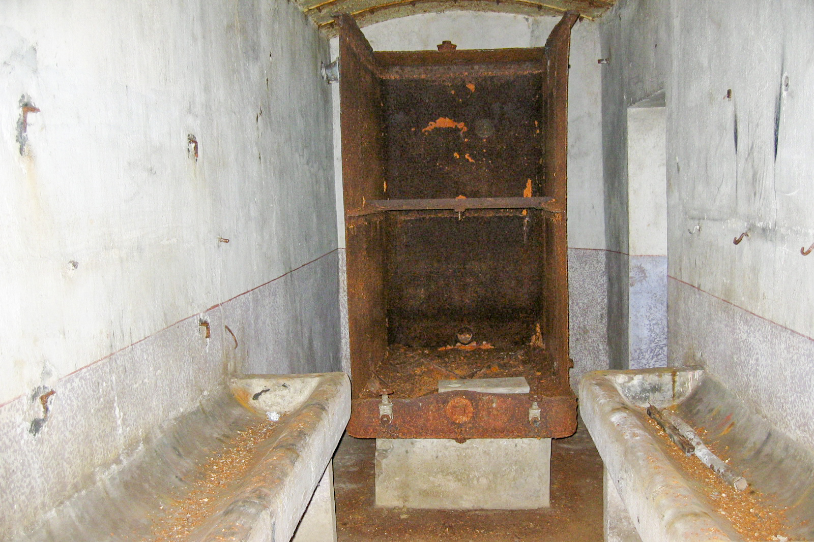 Ligne Maginot - MONT DES WELCHES - X25 - (Abri) - Lavabos, avec en arrière plan la citerne de stockage d'eau dont la façade avant a été découpée - Michel Teiten