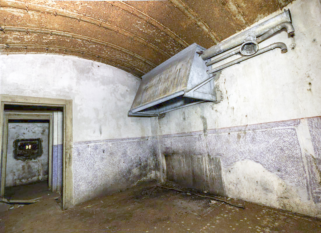 Ligne Maginot - MONT DES WELCHES - X25 - (Abri) - La cuisine
Ne reste que la hotte aspirante - YAMI1900