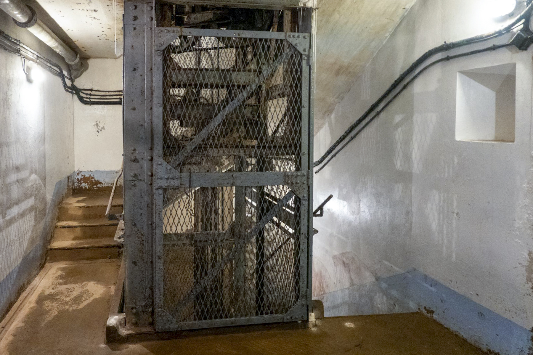 Ligne Maginot - SCHOENENBOURG - (Ouvrage d'artillerie) - Bloc 4
Monte-charge dans la cage d'escalier - Michel Teiten