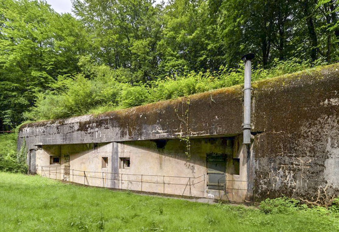 Ligne Maginot - BILMETTE - X26 - (Abri) - La magnifique façade de l'abri dans un cadre verdoyant. - Patrimoine en Images