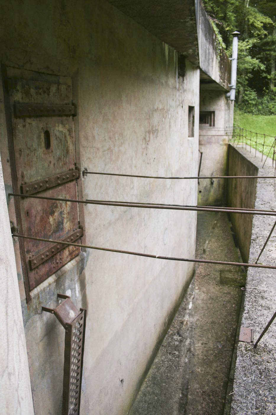 Ligne Maginot - BILMETTE - X26 - (Abri) - Vue en enfilade du fossé diamant. Au premier plan, la porte blindée étanche et la passerelle repliée. - Michel Teiten