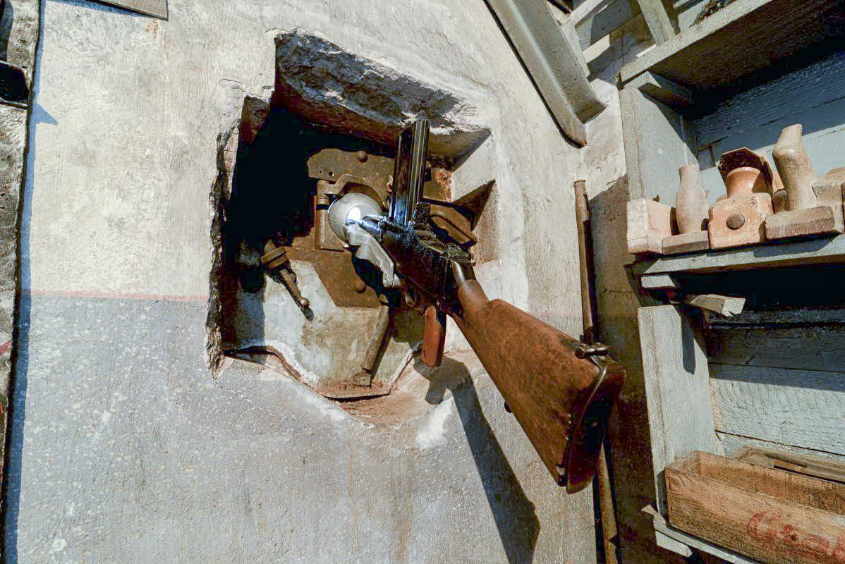 Ligne Maginot - BILMETTE - X26 - (Abri) - Un créneau de façade qui est équipée d'un fusil-mitrailleur MAC 24/29 servant à défendre l'abri en cas d'attaque. - Patrimoine en Images