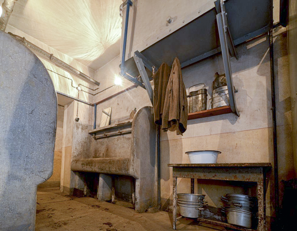 Ligne Maginot - BILMETTE - X26 - (Abri) - La pièce des lavabos, un endroit qui devait être animé à l'époque. C'est ici que les hommes de la troupe pouvaient faire la toilette, le linge, etc... - Patrimoine en Images