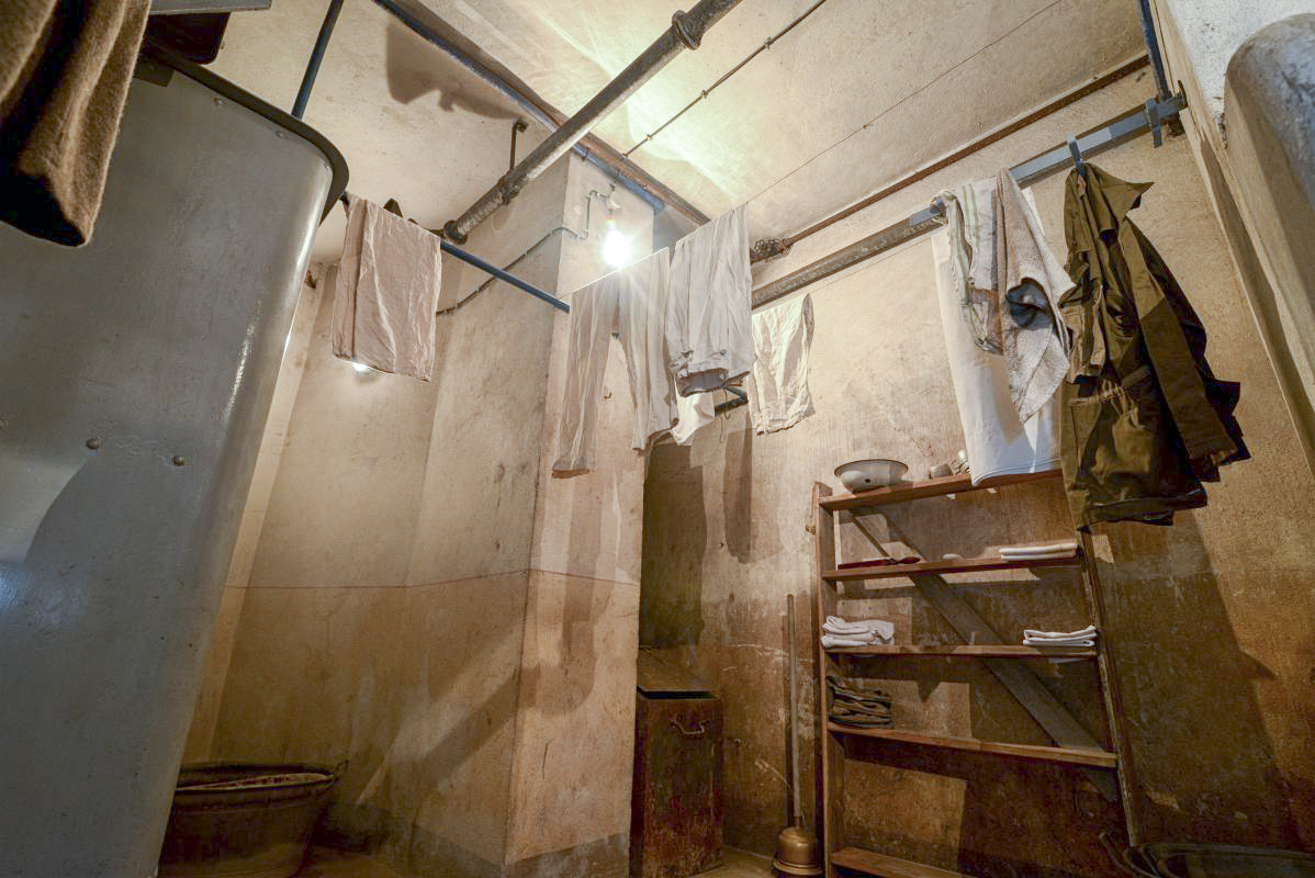 Ligne Maginot - BILMETTE - X26 - (Abri) - Du linge qui sèche paisiblement au-dessus du puits servant à alimenter en eau les lavabos ainsi qu'à pouvoir remplir les différents réservoirs de service. - Patrimoine en Images