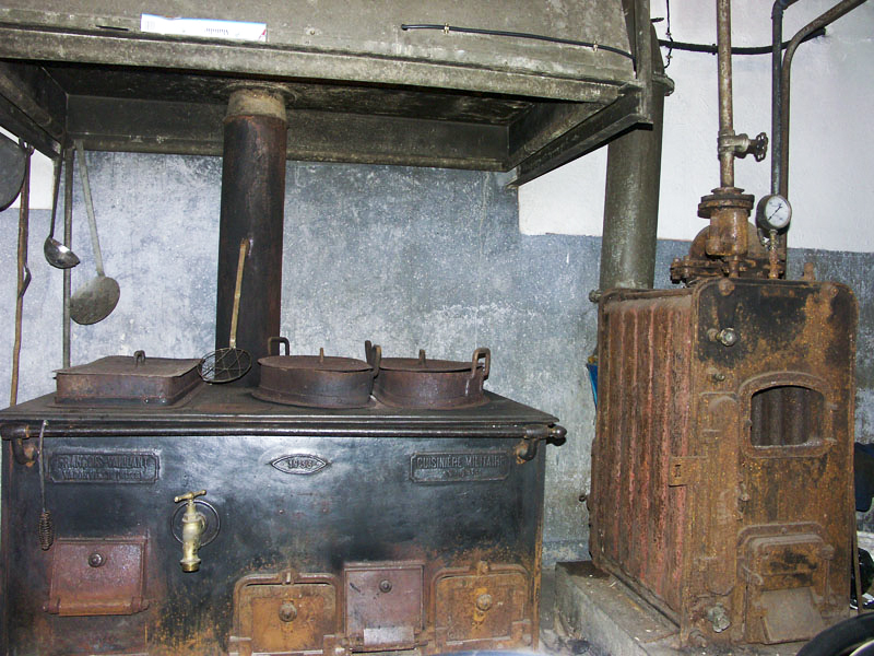 Ligne Maginot - BILMETTE - X26 - (Abri) - Cuisine
La cuisinière François-Vaillant  et la chaudière pour temperer l'abri, fonctionnant toutes deux au charbon - Pascal LAMBERT