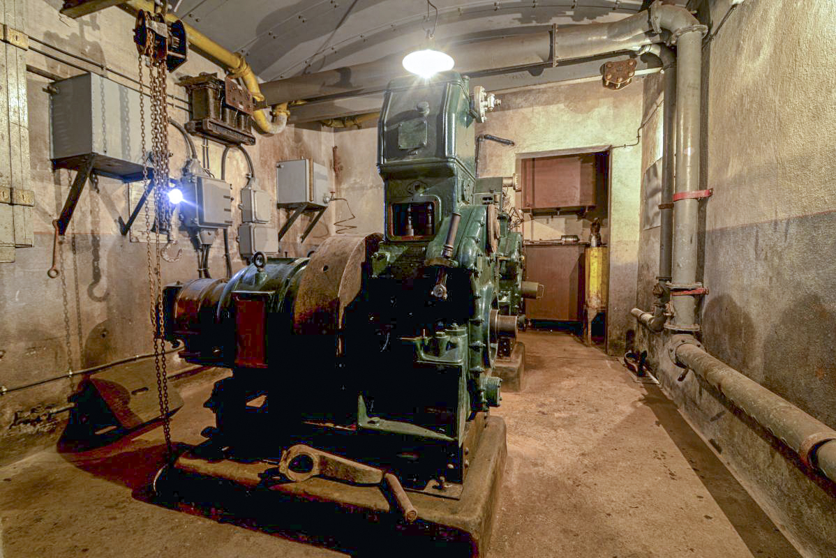 Ligne Maginot - BILMETTE - X26 - (Abri) - L'usine équipée de deux groupes électrogènes à moteurs diesel monocylindres SUPDI de 14 CV. Le mélodieux et doux bruit de ses moteurs lors du démarrage est à vivre au moins une fois dans sa vie ! - Patrimoine en Images