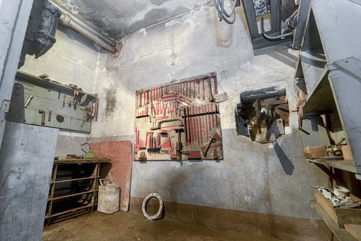 Ligne Maginot - BILMETTE - X26 - (Abri) - L'atelier mécanique, qui servait essentiellement pour l'entretien de l'usine, de la cuisine ainsi que toutes les choses ayant besoin d'une réparation. - Patrimoine en Images