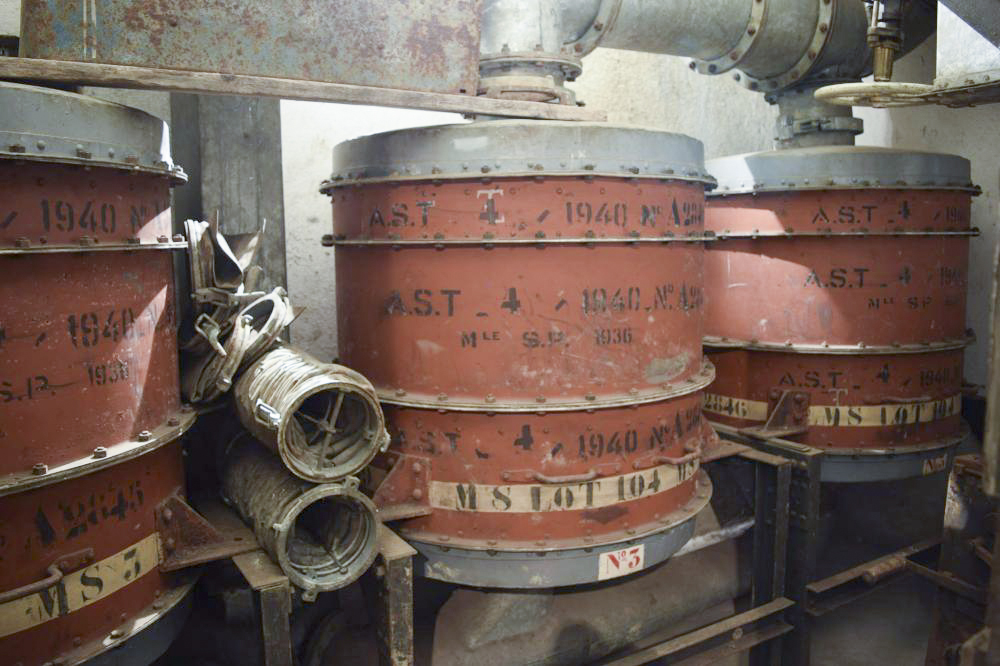 Ligne Maginot - Abri de BILMETTE - Les filtres 'air gazé' destinés à neutraliser les gaz de combat
Entre les filtres, des gaines de ventilation souples prévus pour être utilisés en conjonction avec un ventilateur mobile de marque 'Cobra'.