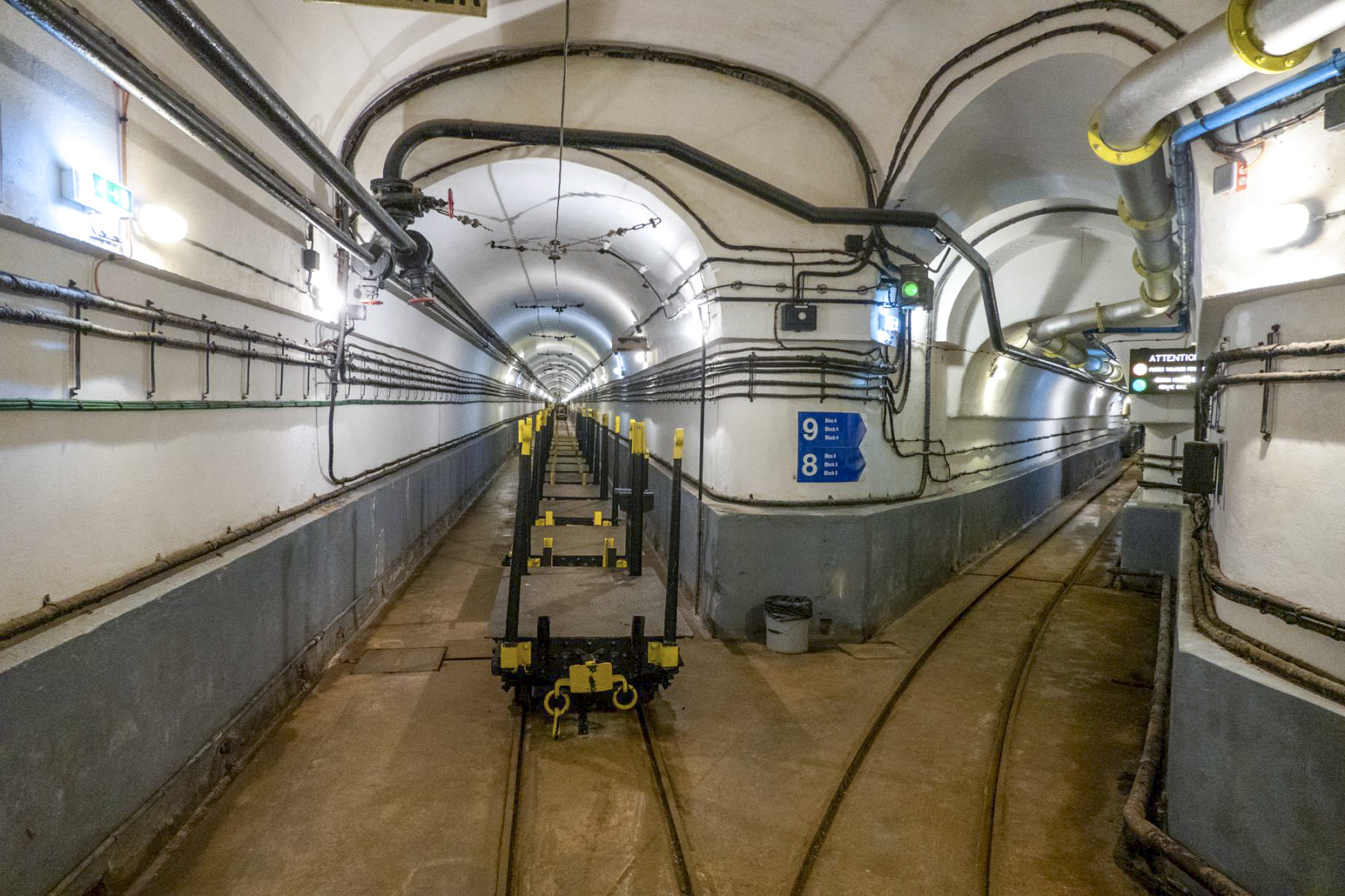 Ligne Maginot - SCHOENENBOURG - (Ouvrage d'artillerie) - Carrefour dans la galerie principale après la gare des avants.
Tout droit on va vers les blocs 1, 2, 3 et 4.
La galerie à droite part vers les blocs 4, 5 et 6. - Michel Teiten