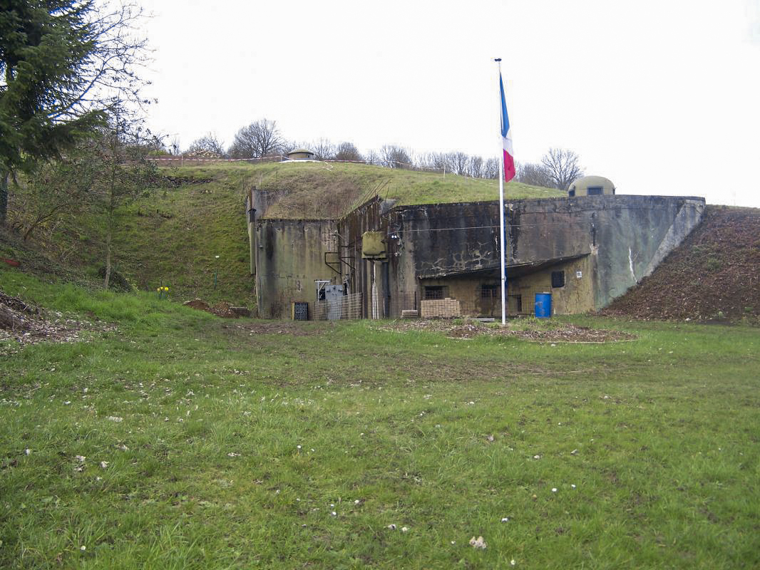 Ligne Maginot - SENTZICH - A16 - (Ouvrage d'infanterie) - Vue sur l'ensemble de la casemate sud, la chambre de tir a droite (JM/AC37), au sommet on peut voir la tourelle de mitrailleuses en position dite de batterie - Erwan Fichet