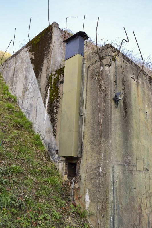 Ligne Maginot - SENTZICH - A16 - (Ouvrage d'infanterie) - Casemate Sud, à gauche de l'entrée: cheminée cuisine et entrée des câbles. - Jules Mathieu