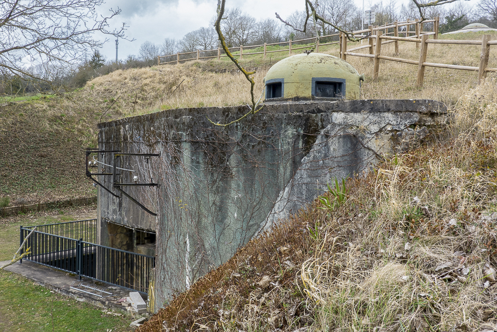 Ligne Maginot - SENTZICH - A16 - (Ouvrage d'infanterie) - Casemate sud dominée par sa cloche GFM et, tout en haut à droite, la tourelle mitrailleuse. - Michel Teiten