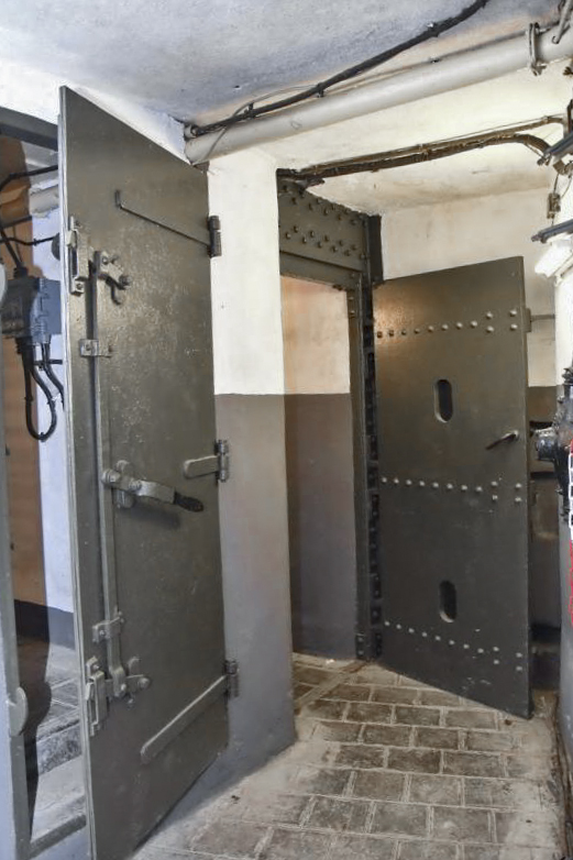 Ligne Maginot - SENTZICH - A16 - (Ouvrage d'infanterie) - Porte blindée intérieure avec créneau pour fusil ou FM, et à gauche la porte de la chambre de tir - D.Froehly