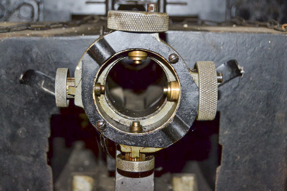 Ligne Maginot - SENTZICH - A16 - (Ouvrage d'infanterie) - Détail de la fixation de la lunette de visée du jumelage de mitrailleuses de la casemate Sud. Les deux grandes molettes font 45 mm de diamètre, les deux autres 30 mm. - Jules Mathieu