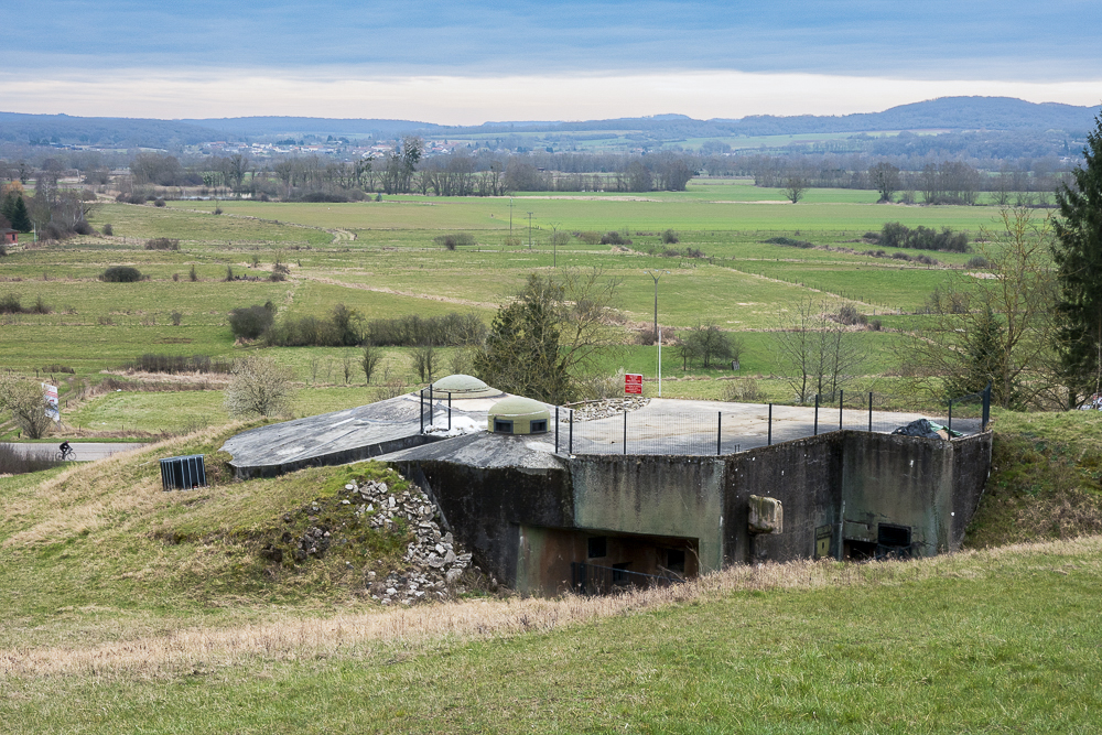 Ligne Maginot - SENTZICH - A16 - (Ouvrage d'infanterie) - La casemate nord dominée par la tourelle mitrailleuse. A l'arrière-plan le glacis vers la Moselle.  - Michel Teiten