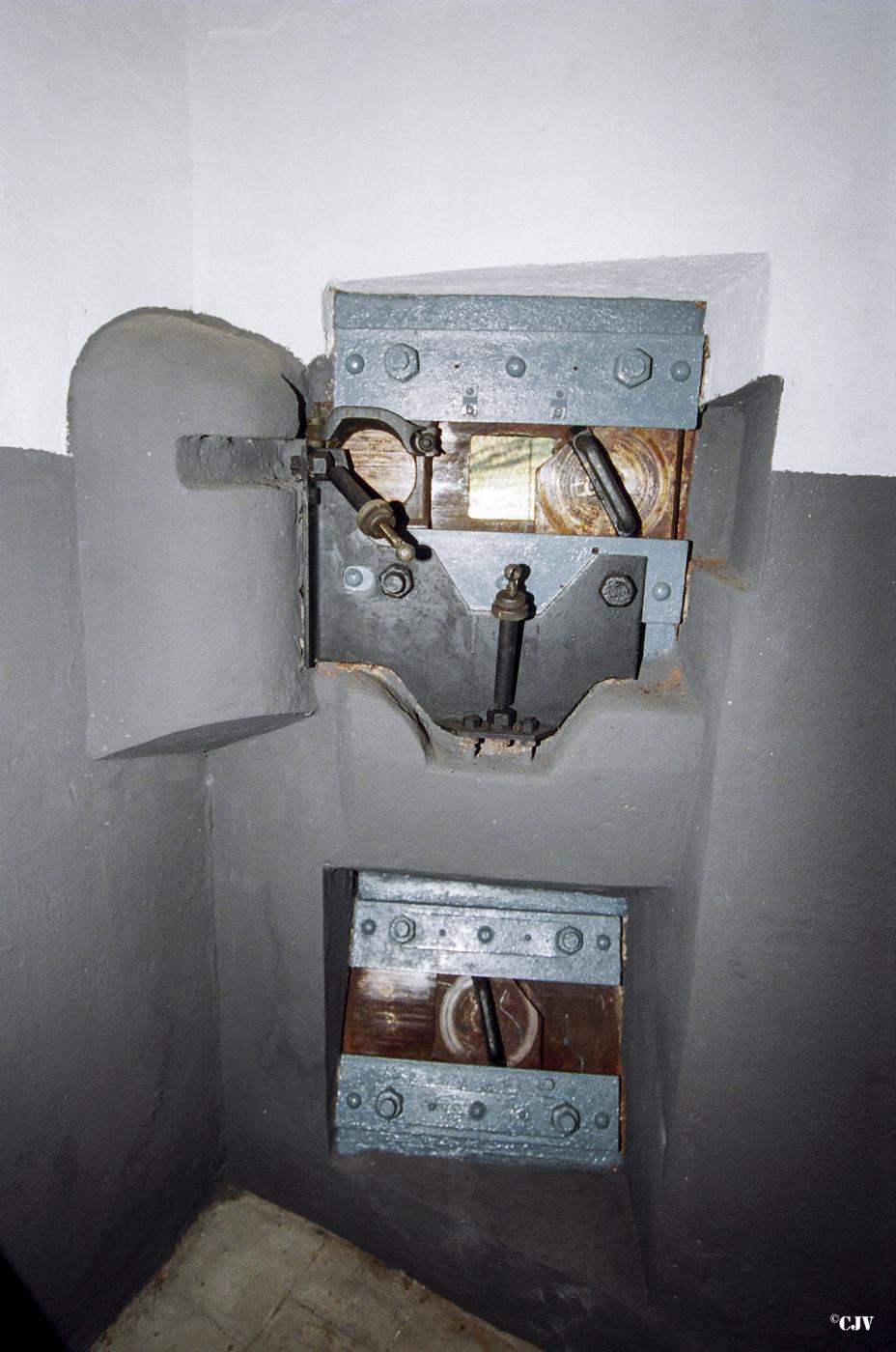 Ligne Maginot - SENTZICH - A16 - (Ouvrage d'infanterie) - Casemate Nord
Créneaux pour FM 24/29. Le créneau inférieur flanque le fossé de la casemate - Lia VERMEULEN