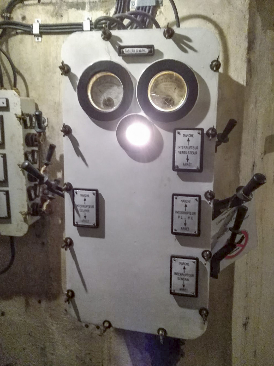 Ligne Maginot - SENTZICH - A16 - (Ouvrage d'infanterie) - Tableau général de la tourelle de mitrailleuses en marche .
ce tableau servait a mettre la tourelle en électrique en 110 volt continu - Erwan FICHET