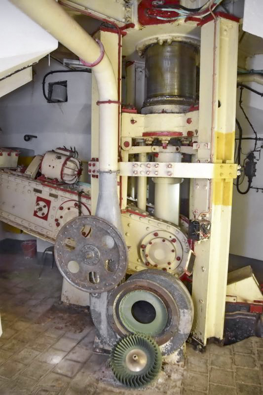 Ligne Maginot - SENTZICH - A16 - (Ouvrage d'infanterie) - Etage inférieur
La tourelle de mitrailleuses est en en position basse - D.Froehly