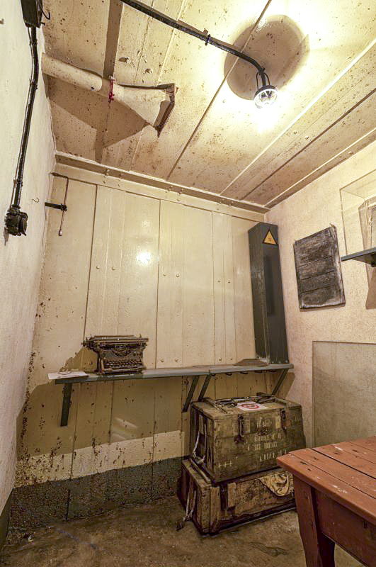 Ligne Maginot - SENTZICH - A16 - (Ouvrage d'infanterie) - Au fond du local radio se trouve le départ de l'antenne situé à l'extérieur, celui-ci est en haut à gauche au niveau du mur. - Patrimoine en Images
