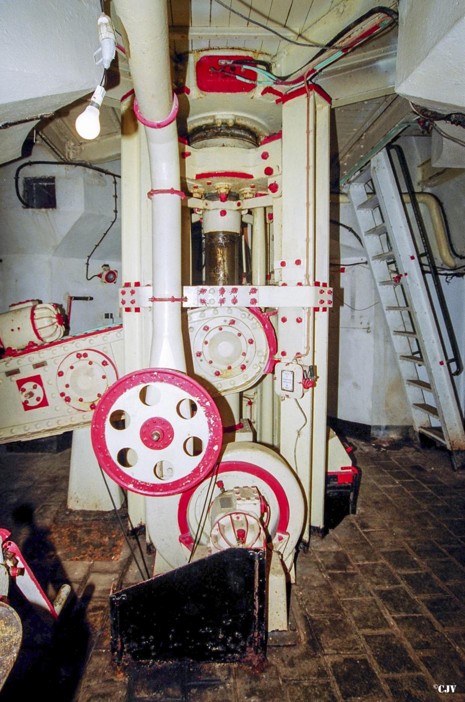 Ligne Maginot - SENTZICH - A16 - (Ouvrage d'infanterie) - Tourelle de mitrailleuses
Etage inférieur
La tourelle est en position haute - Lia VERMEULEN