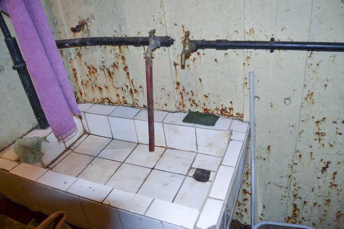 Ligne Maginot - SENTZICH - A16 - (Ouvrage d'infanterie) - Cuisine
Robinets, eau de pluie à gauche et eau du puits à droite. - Jules MATHIEU