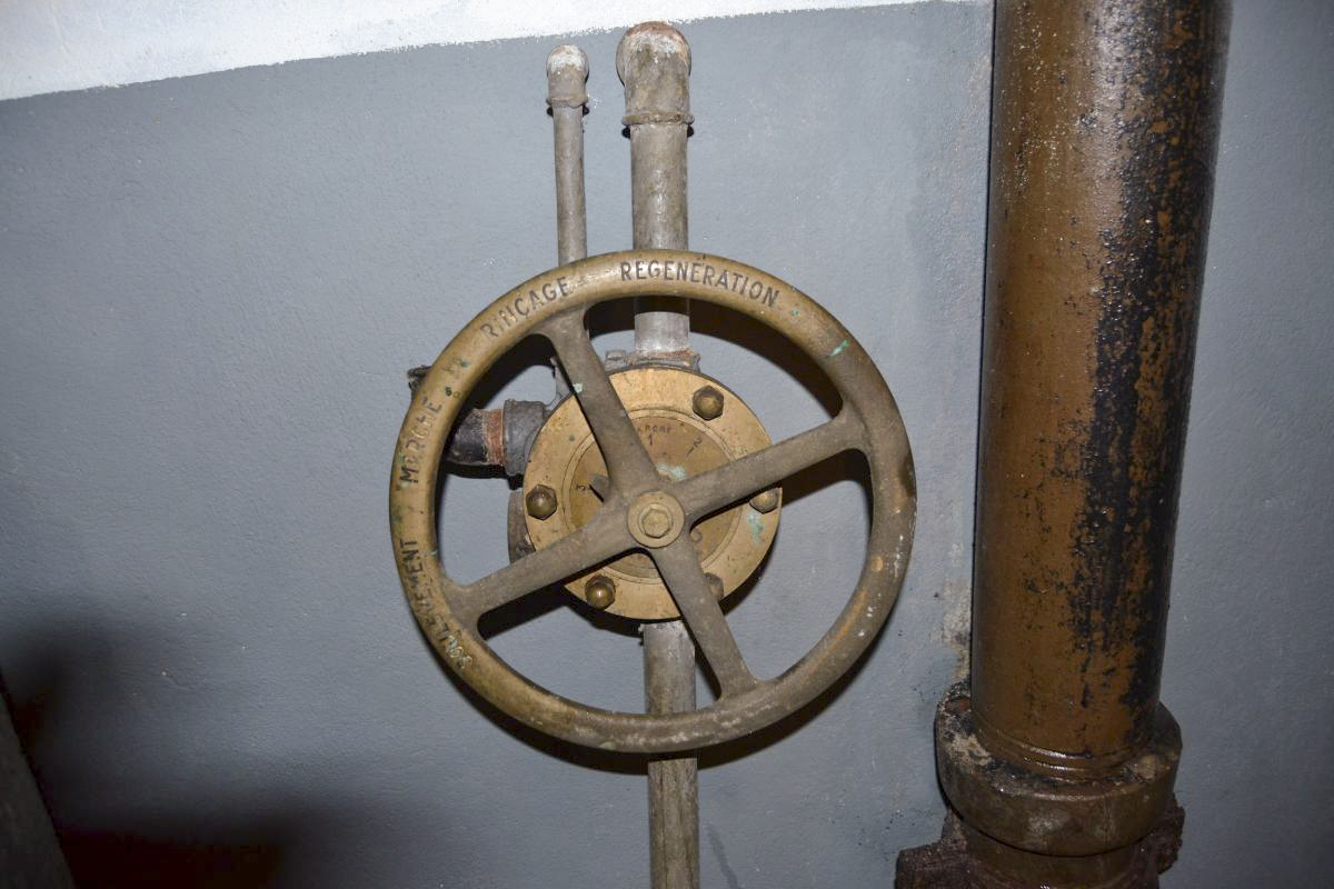 Ligne Maginot - SENTZICH - A16 - (Ouvrage d'infanterie) - Adoucisseur d'eau Zerhyd - L'appareil a été enlevé. Il reste le volant avec ses quatre commandes : soulèvement, marche, rinçage et régénération. - Jules MATHIEU