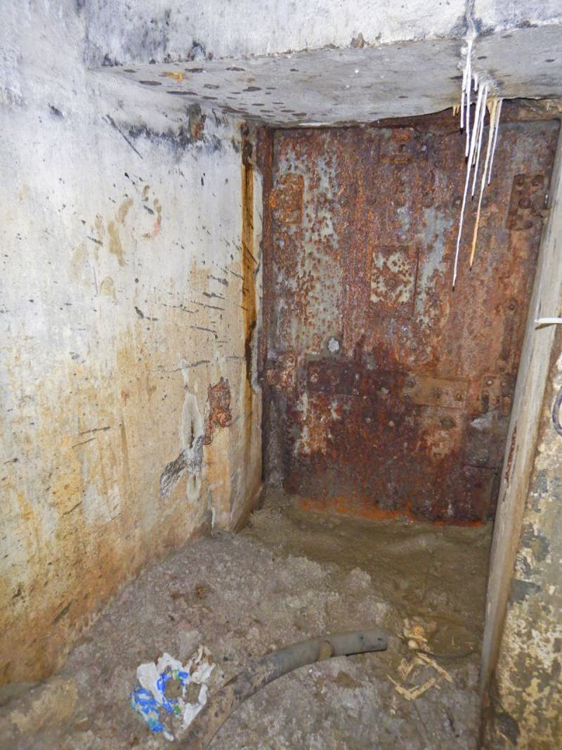 Ligne Maginot - ROUTE DU LUXEMBOURG - X9 - (Abri) - L'une des portes de l'abri - EN