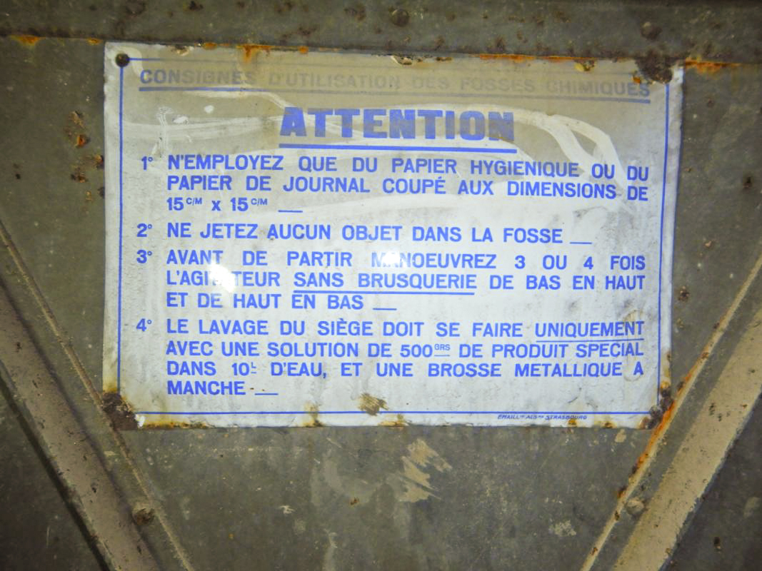 Ligne Maginot - ROUTE DU LUXEMBOURG - X9 - (Abri) - Latrines
Plaque émaillée mode d'emploi de la fosse Asepta - EN