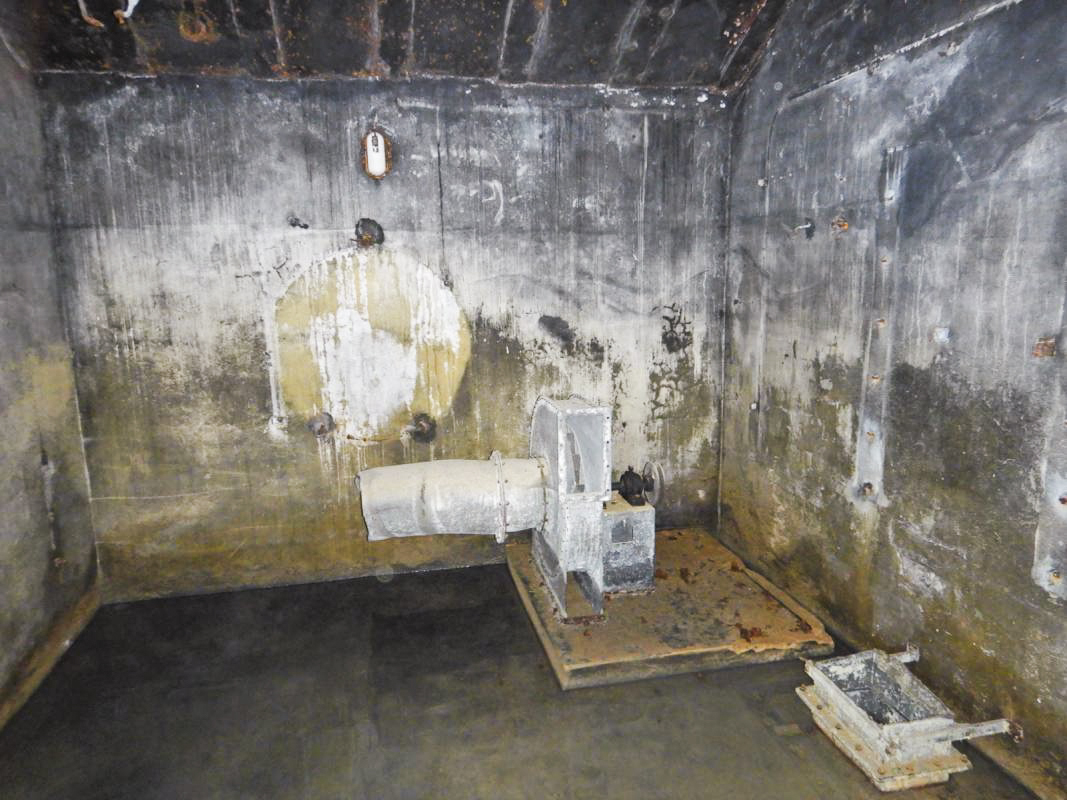 Ligne Maginot - ROUTE DU LUXEMBOURG - X9 - (Abri) - Les restes de la salle des filtres - EN