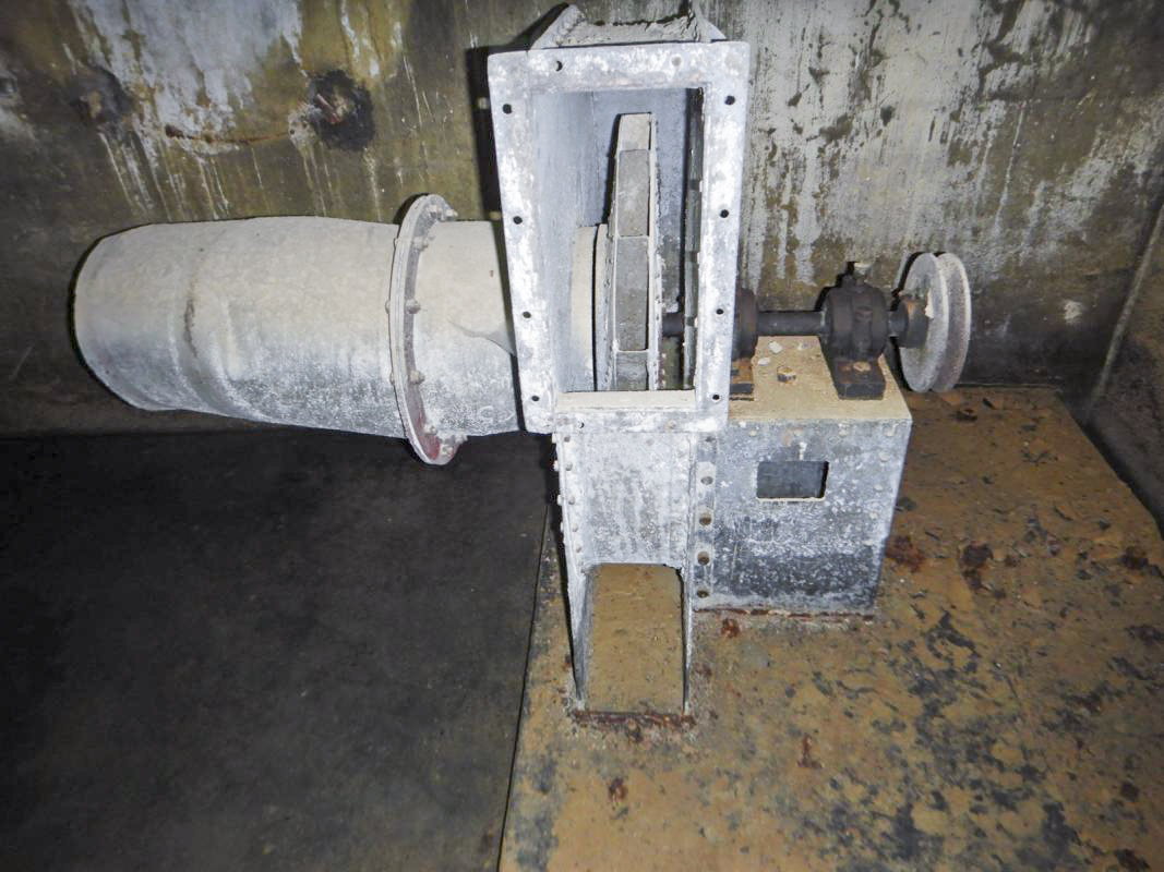 Ligne Maginot - ROUTE DU LUXEMBOURG - X9 - (Abri) - Les restes de la salle des filtres - EN
