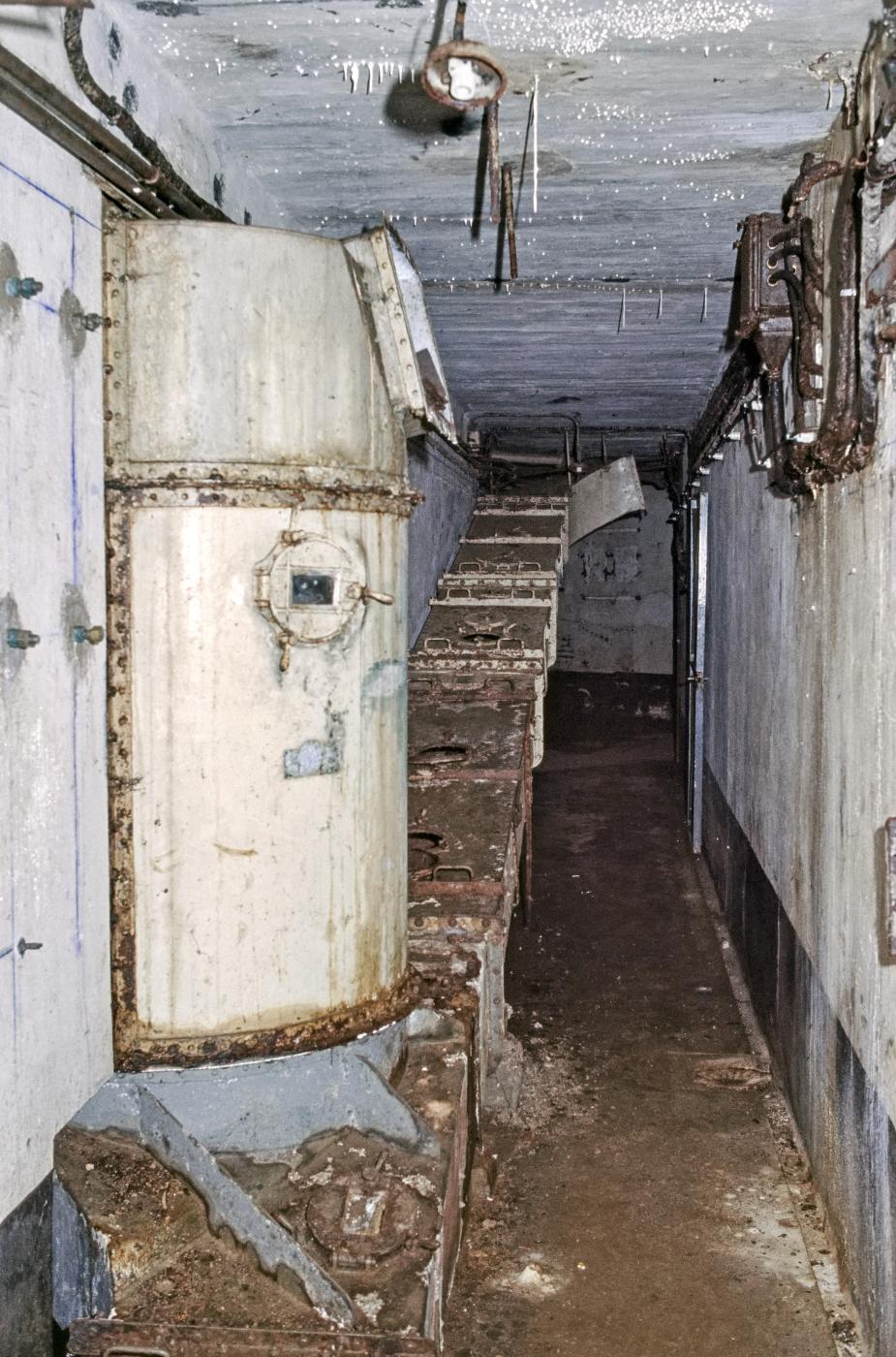 Ligne Maginot - ROCHONVILLERS - A8 - (Ouvrage d'artillerie) - Bloc 5
Étage inférieur du bloc
Le convoyeur à rouleaux permettant l'évacuation des douilles - MANSUY Michel