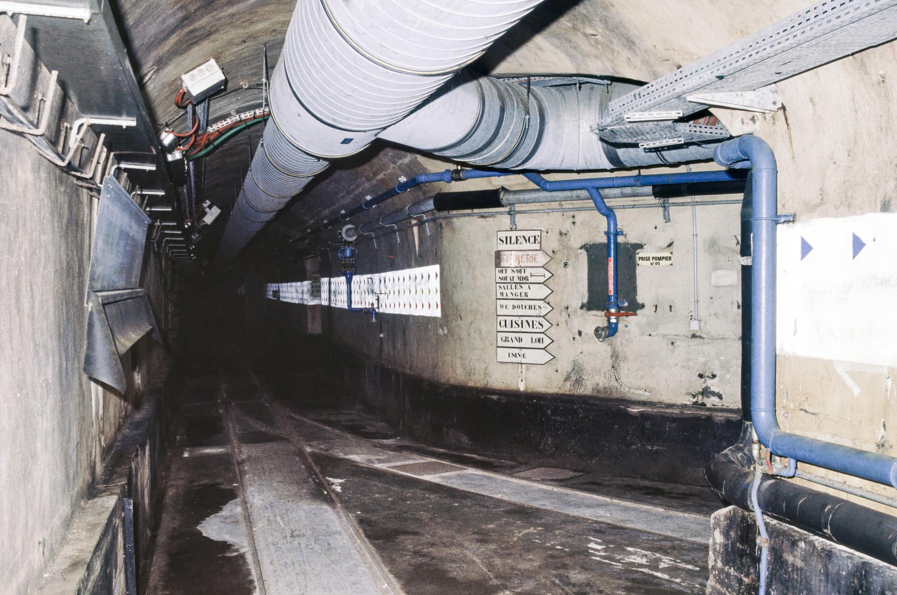 Ligne Maginot - ROCHONVILLERS - A8 - (Ouvrage d'artillerie) - Galerie principale avec couloir latéral vers la caserne - MANSUY Michel