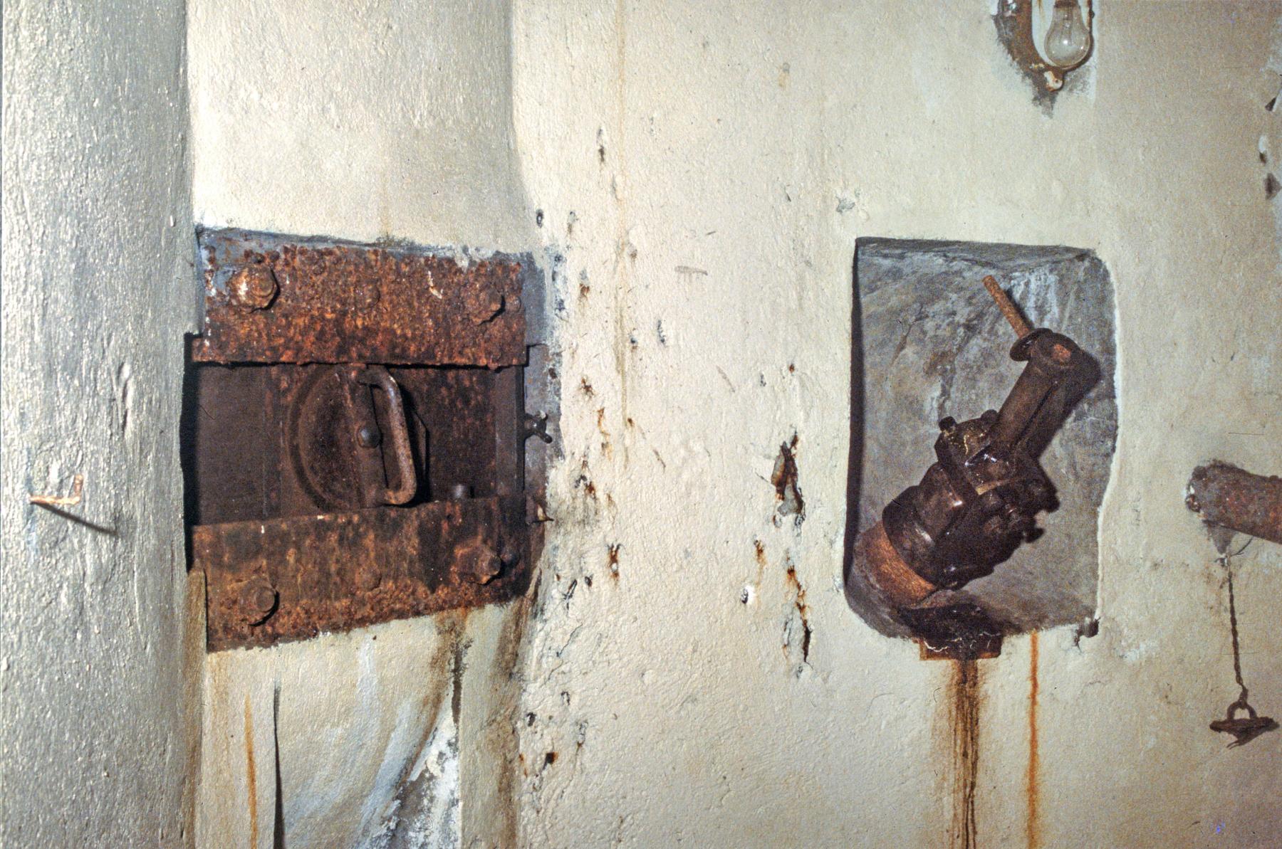Ligne Maginot - METRICH (ABRI SUD DE) - X16 - (Abri) - Coffre Ouest
La défense de l'entrée - MANSUY Michel