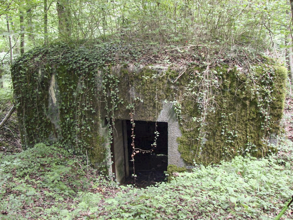 Ligne Maginot - METRICH - (Blockhaus pour canon) - L'entrée pour la pièce, obturée ensuite par des rails de chemin de fer glissés dans les rainures latérales - Schnoupf