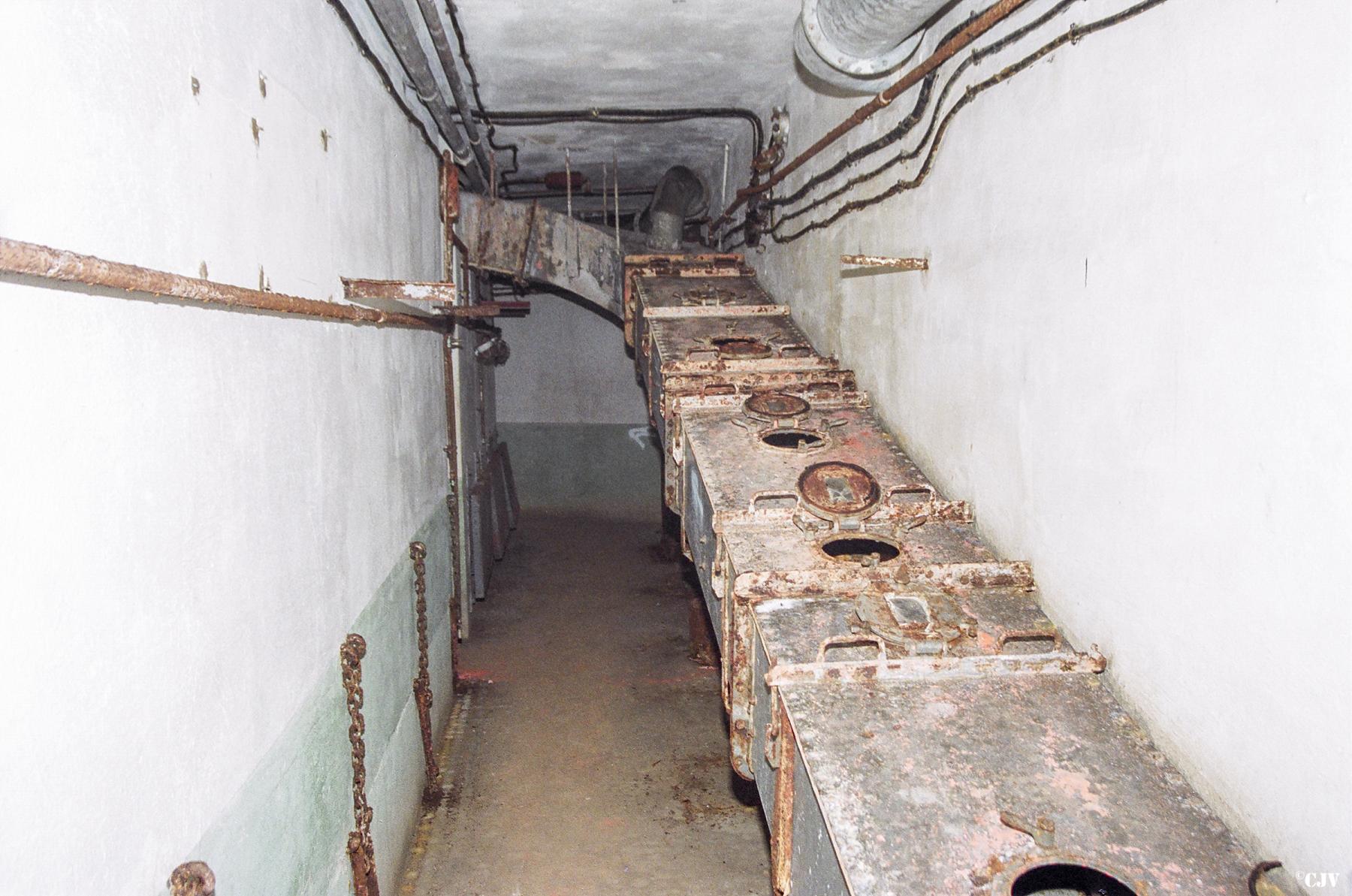 Ligne Maginot - METRICH - A17 - (Ouvrage d'artillerie) - Bloc 1
Le convoyeur à rouleaux pour l'évacuation des douilles - Lia VERMEULEN