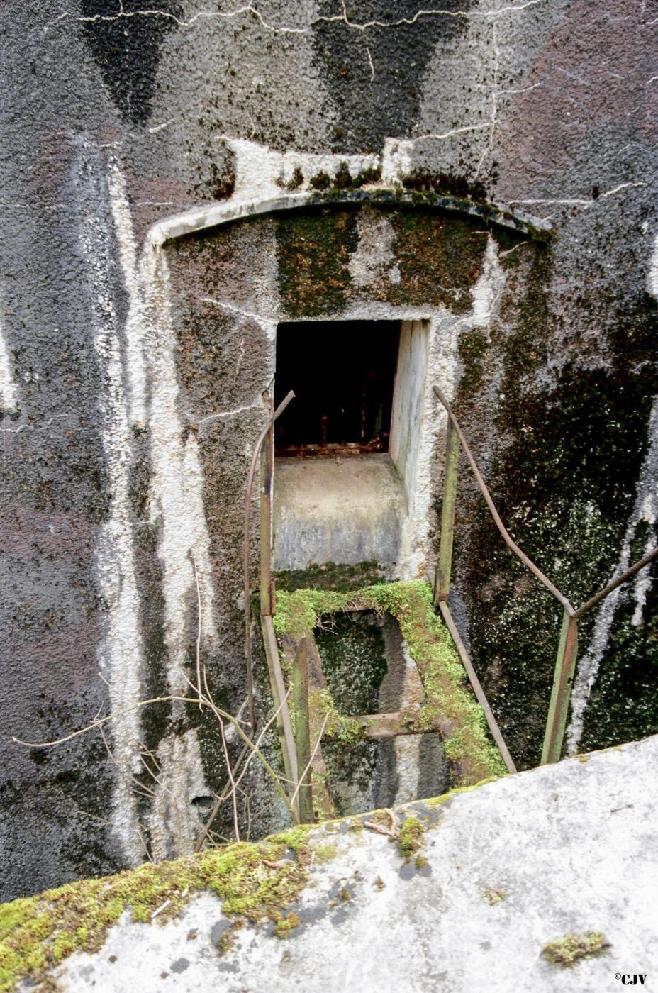 Ligne Maginot - METRICH - A17 - (Ouvrage d'artillerie) - Bloc 1
L'issue de secours donnant dans le fossé - Lia VERMEULEN