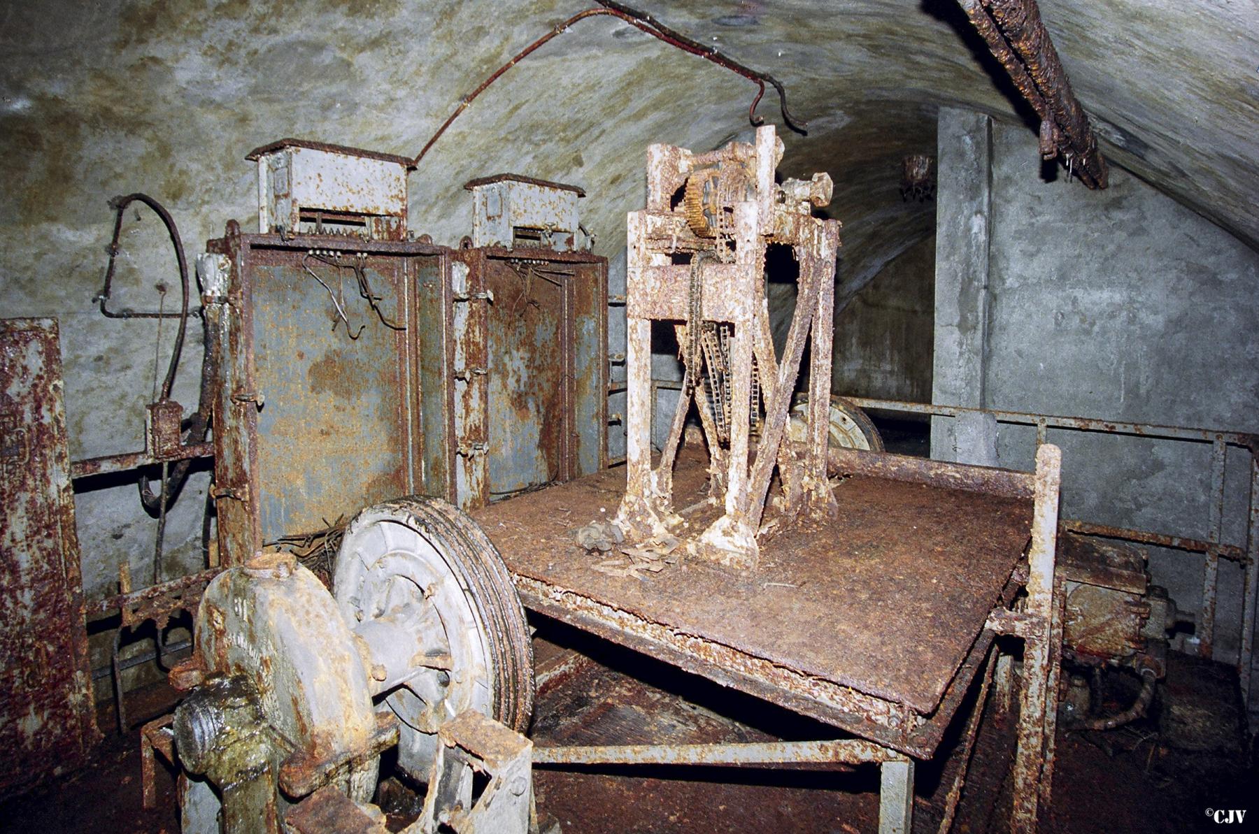 Ligne Maginot - METRICH - A17 - (Ouvrage d'artillerie) - Bloc 7
Monte-charge - Lia VERMEULEN