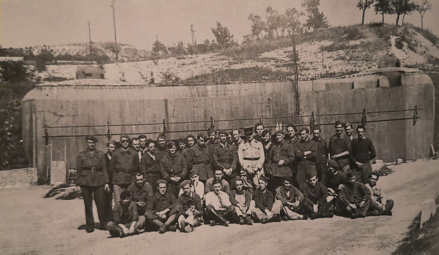 Ligne Maginot - METRICH - A17 - (Ouvrage d'artillerie) - Une partie de l'équipage de l'ouvrage devant l'entrée des hommes - Inconnu