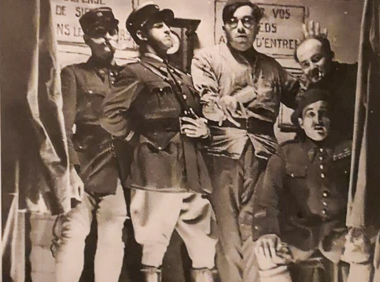 Ligne Maginot - METRICH - A17 - (Ouvrage d'artillerie) - Voici une rare image datant de 1937!, on peut voir une troupe de comédiens faisant un spectacle devant l'équipage pendant la drôle de guerre - inconnu
