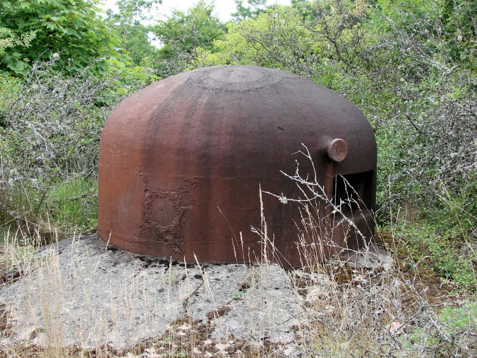 Ligne Maginot - METRICH - A17 - (Ouvrage d'artillerie) - Bloc 8
La seconde cloche GFM.
On distingue parfaitement les réparations effectuées à la suite des essais à l'explosif à charge creuse. - Schnoupf