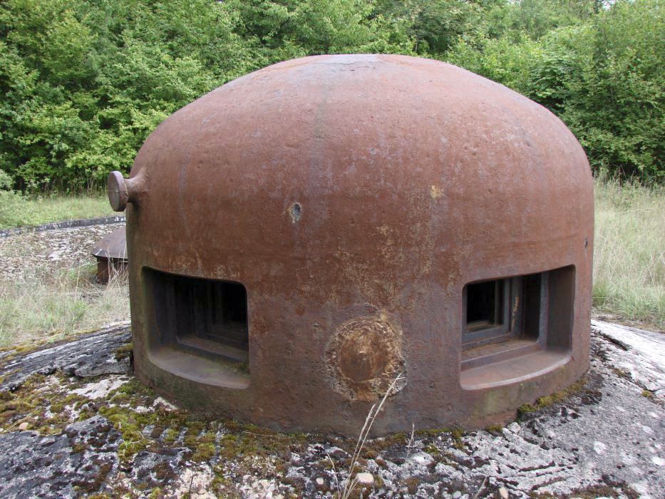Ligne Maginot - METRICH - A17 - (Ouvrage d'artillerie) - Bloc 11
Cloche GFM.
Encore une fois, on distingue parfaitement les réparations effectuées à la suite des essais à l'explosif à charge creuse. - Schnoupf