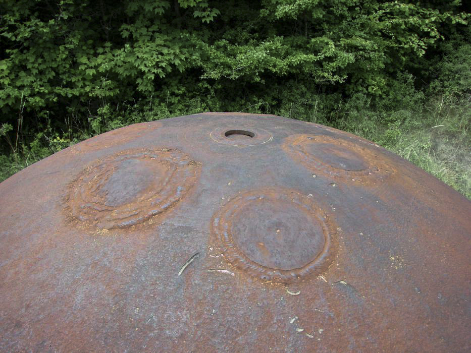 Ligne Maginot - METRICH - A17 - (Ouvrage d'artillerie) - Bloc 11
Cloche GFM.
Encore une fois, on distingue parfaitement les réparations effectuées après guerre à la suite des essais à l'explosif à charge creuse. - Schnoupf