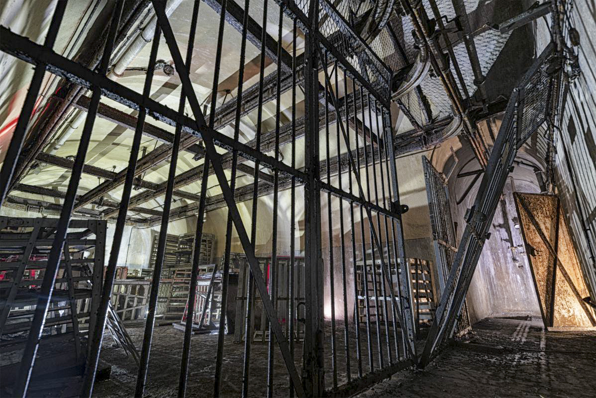 Ligne Maginot - METRICH - A17 - (Ouvrage d'artillerie) - Bloc 11
Il reste encore quelques casiers à munitions dans le magasin M2.   - Patrimoine en Images