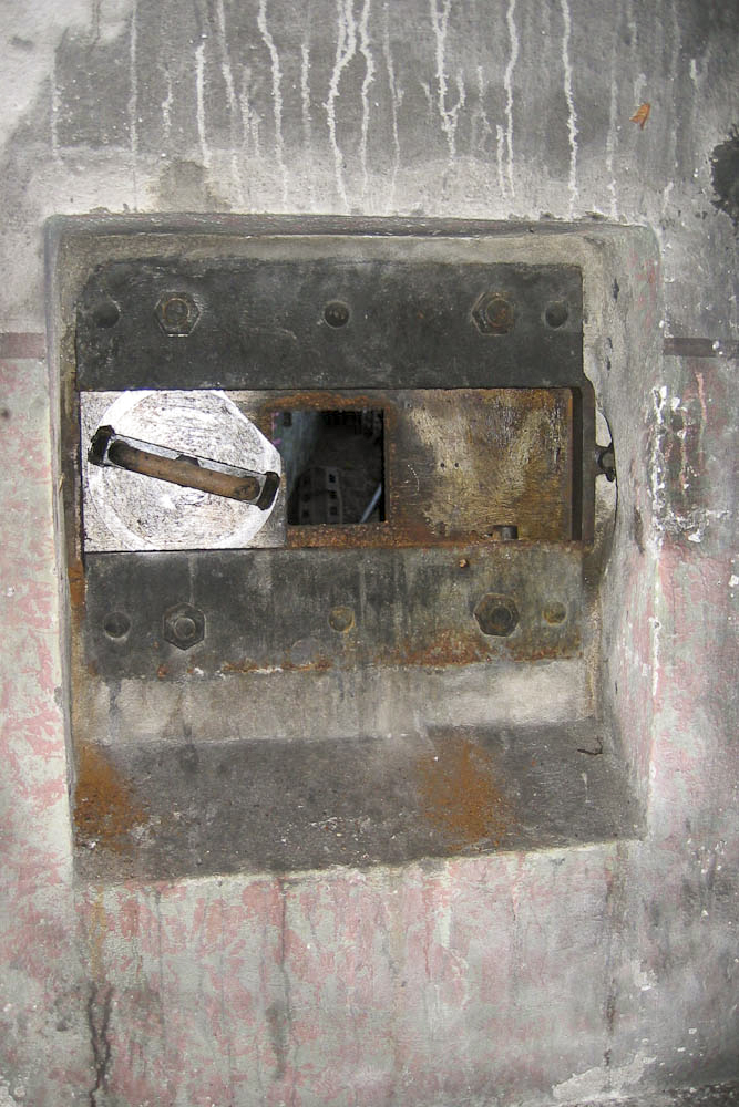 Ligne Maginot - METRICH - A17 - (Ouvrage d'artillerie) - Entrée munitions
Créneau FM - Michel Teiten